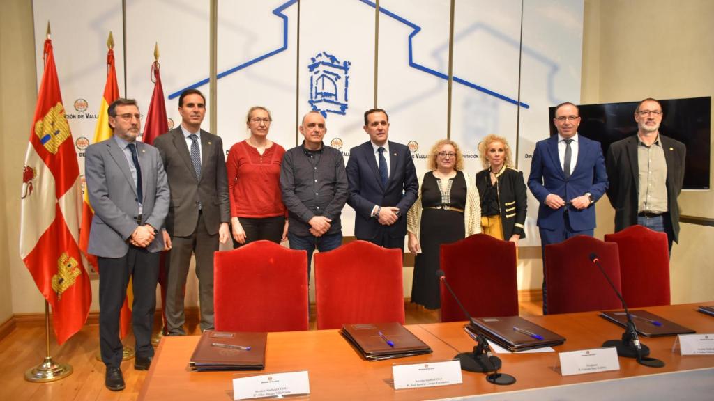 El presidente de la Diputación de Valladolid, Conrado Íscar, firma con los agentes sociales el acuerdo para el personal funcionario y el convenio colectivo para los próximos cuatro años