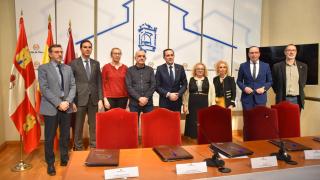 El presidente de la Diputación de Valladolid, Conrado Íscar, firma con los agentes sociales el acuerdo para el personal funcionario y el convenio colectivo para los próximos cuatro años