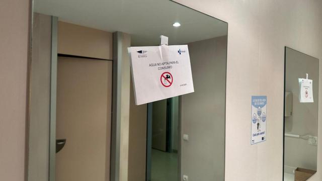 Imagen de uno de los carteles en el Río Hortega que advertía de que el agua no era apta para el consumo