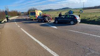 Los Bomberos y un helicóptero de Sacyl en el lugar del accidente