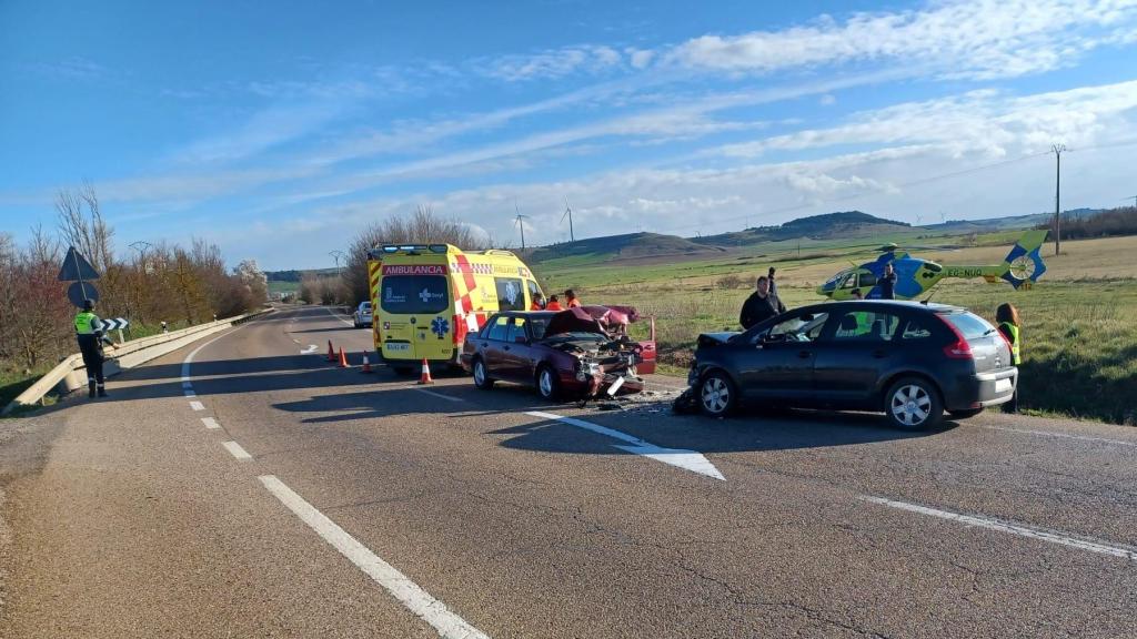Los Bomberos y un helicóptero de Sacyl en el lugar del accidente