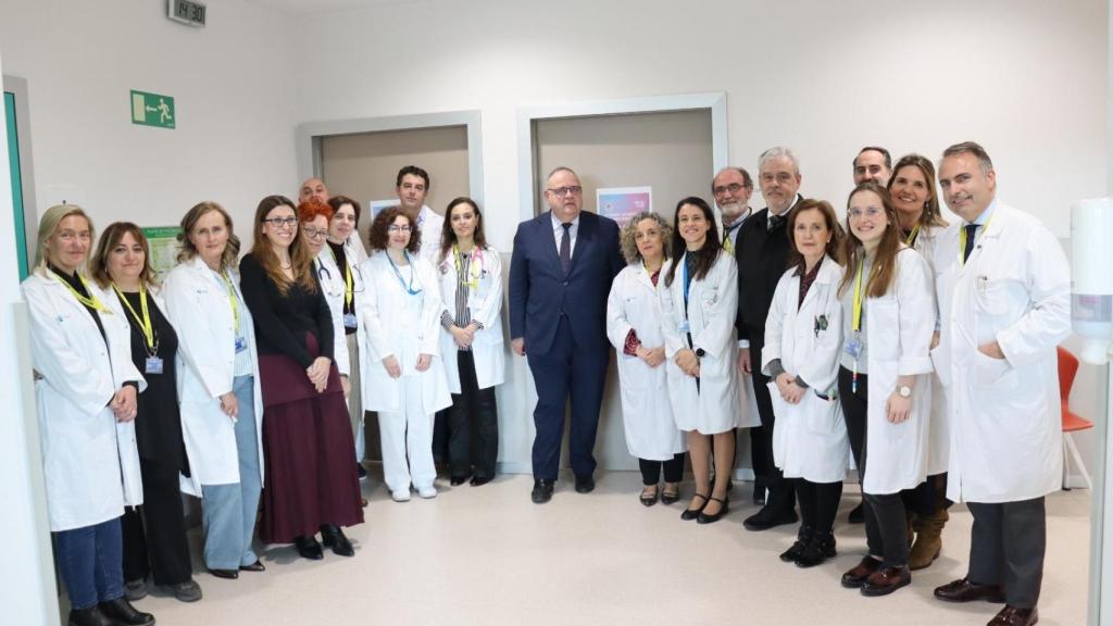 Alejandro Vázquez junto a profesionales de diagnóstico de enfermedades raras en Salamanca