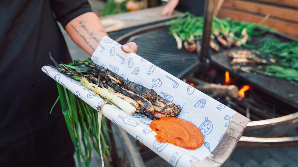 Los caçots, de temporada, también están invitados a la fiesta.