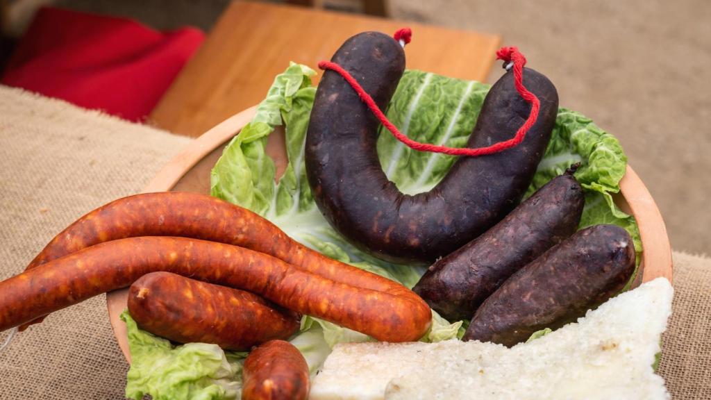 Chorizo y morcilla, ingredientes clave de este plato murciano.