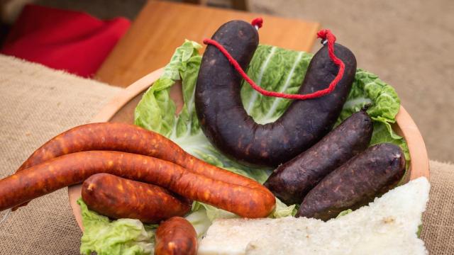 Chorizo y morcilla, ingredientes clave de este plato murciano.