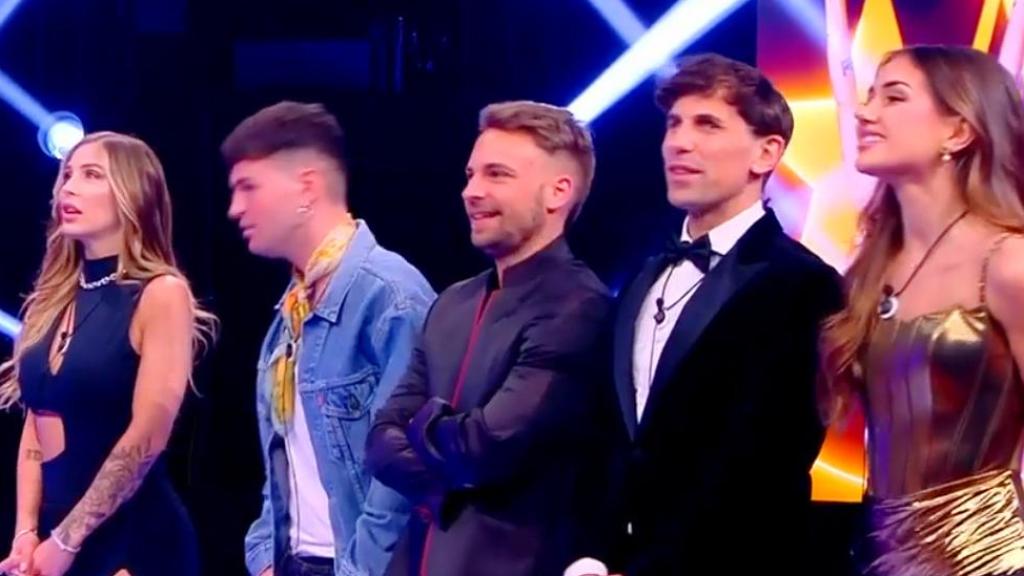 Los concursantes de 'GH DÚO' esperando un veredicto de Carlos Sobera.