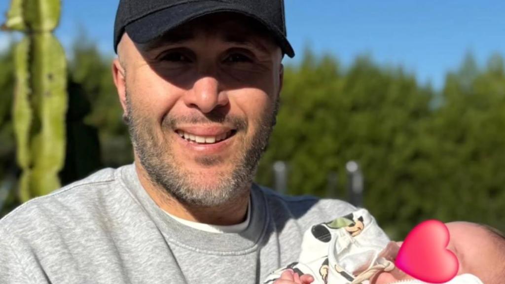 Kiko Rivera junto a la pequeña Alma, en una fotografía de sus redes sociales.