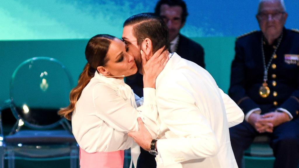 Eva González, emocionada, besando a Manu Sánchez, este viernes, 28 de febrero.