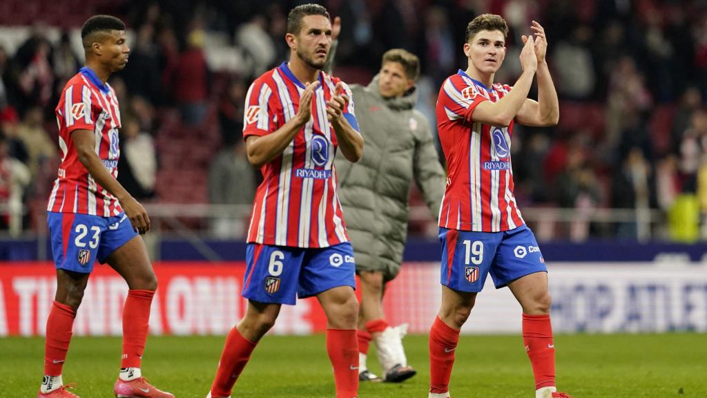 Koke y Julián Álvarez agradecen a la afición el apoyo durante un partido.