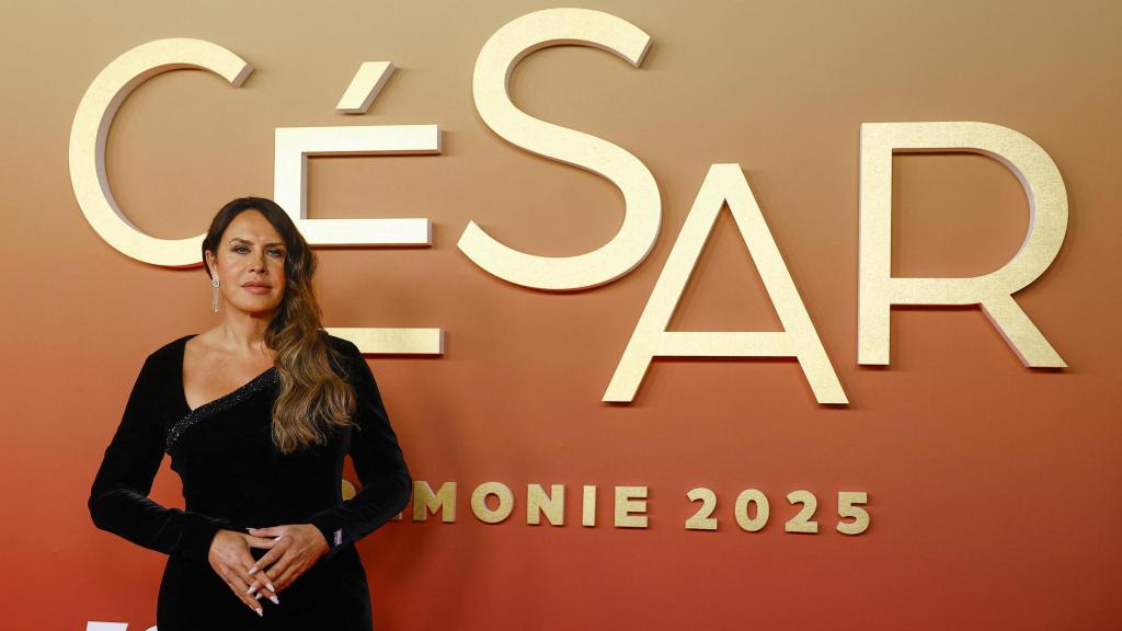 La actriz Karla Sofía Gascón en la alfombra roja de los Premios César este viernes.
