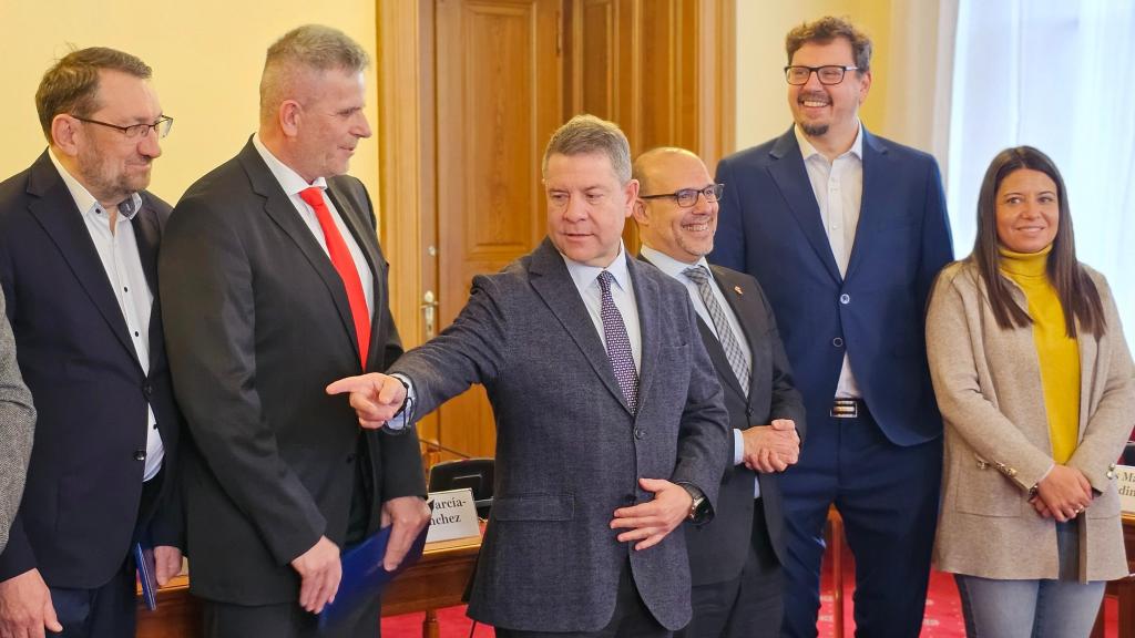 Page, en el centro de la imagen, este jueves en Budapest (Hungría).