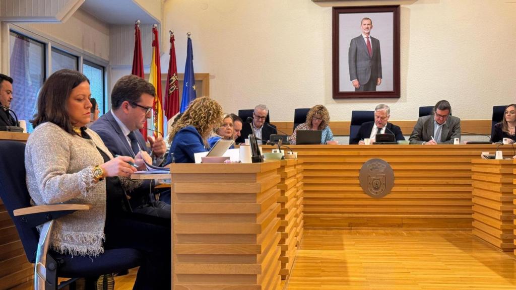 Ricardo Chamorro y Fátima de la Flor, en el extremo de la bancada del Salón de Plenos del Ayuntamiento de Ciudad Real. Foto: Europa Press.