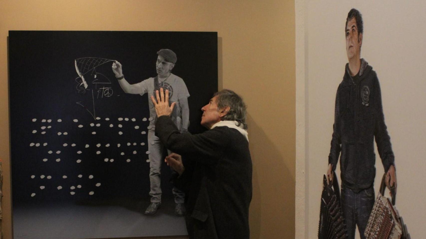 Juan Torre junto con su fotografía de Fito perteneciente a la colección ‘Imágenes para tocar’.