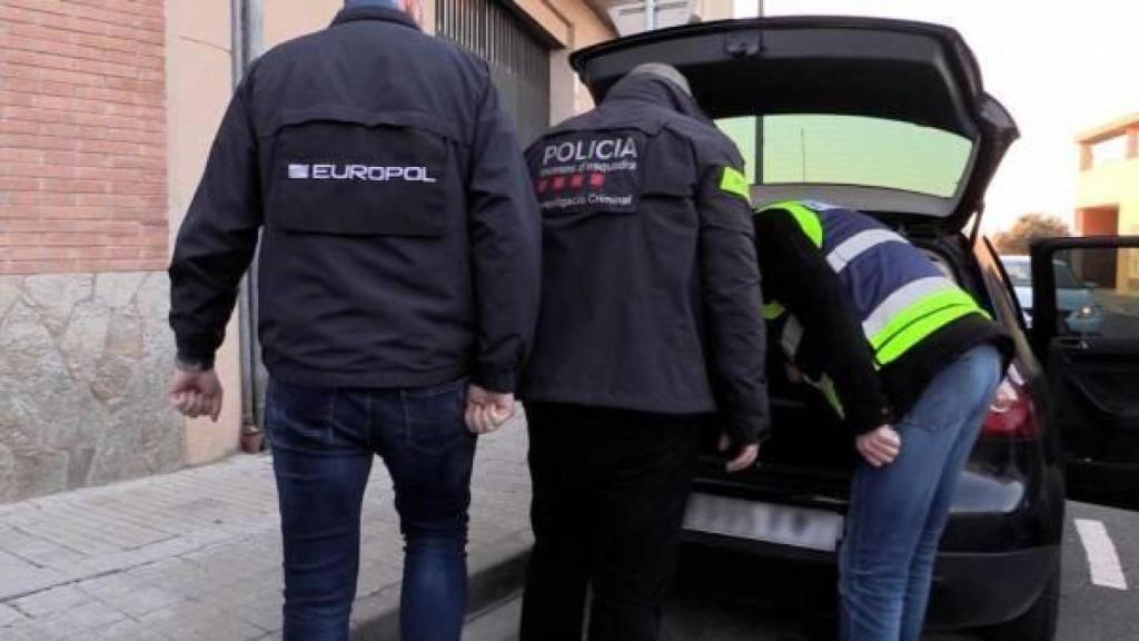 Agentes de Europol, Policía y Mossos en una operación reciente.
