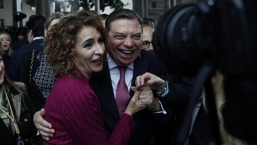 La vicepresidenta primera del Gobierno, María Jesús Montero, se abraza con el ministro de Agricultura, Luis Planas, en Sevilla en el Día de Andalucía.