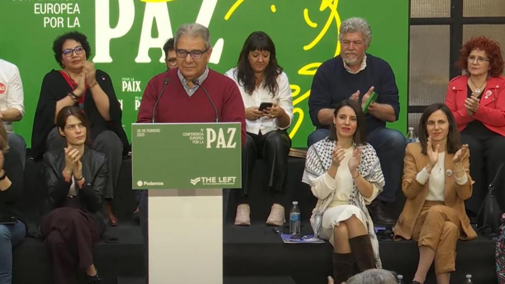 Majed Dibsi (FPLP), este viernes durante su intervención en la Conferencia de Paz organizada por Podemos, ante Isa Serra, Ione Belarra  e Irene Montero.