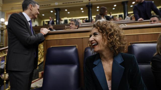 María Jesús Montero, junto a Pedro Sánchez, el pasado miércoles en el banco azul del Gobierno en el Congreso.