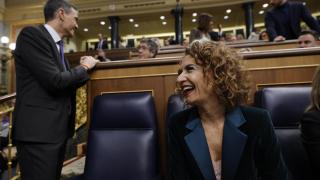 María Jesús Montero, junto a Pedro Sánchez, en el banco azul del Gobierno en el Congreso.