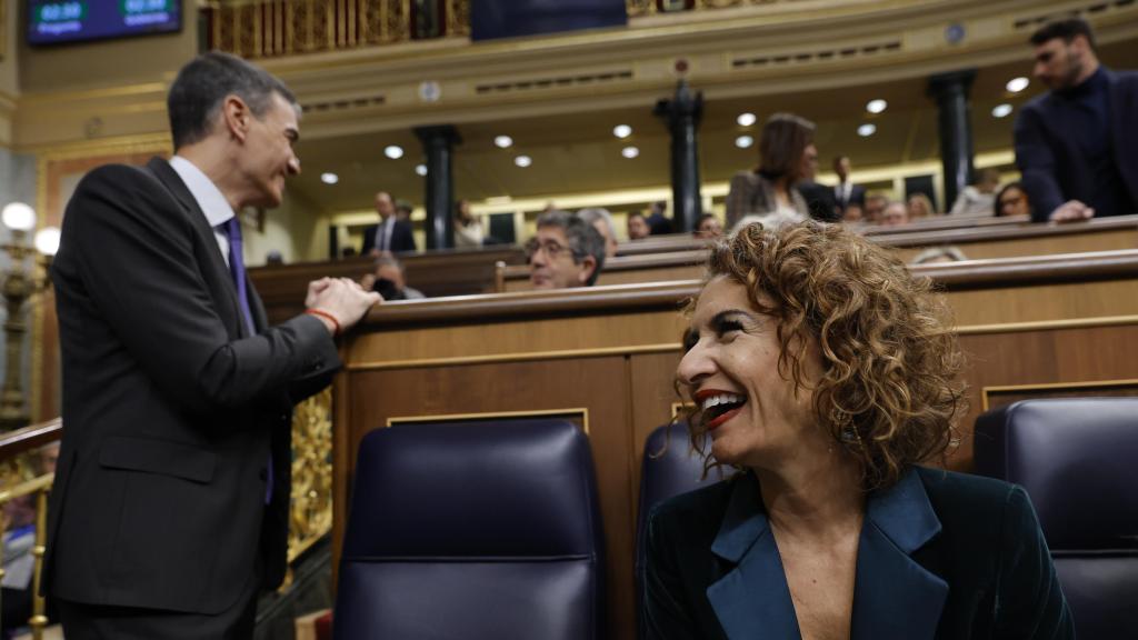 María Jesús Montero, junto a Pedro Sánchez, el pasado miércoles en el banco azul del Gobierno en el Congreso.