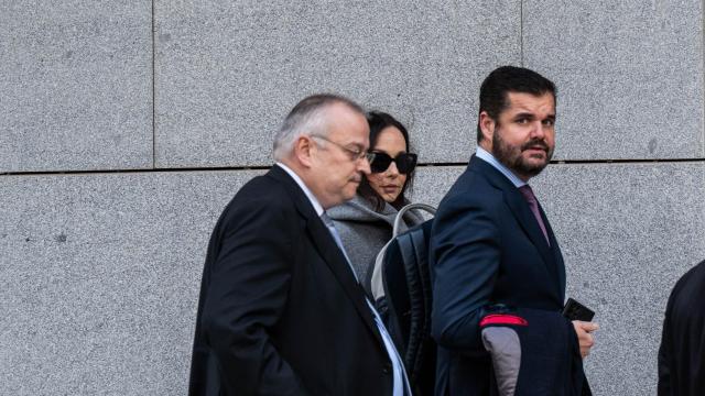 El abogado de Hazte Oír, Javier María Pérez-Roldán (i), y el presidente de Iustitia Europa, Luis María Pardo (c), en la Audiencia Nacional.