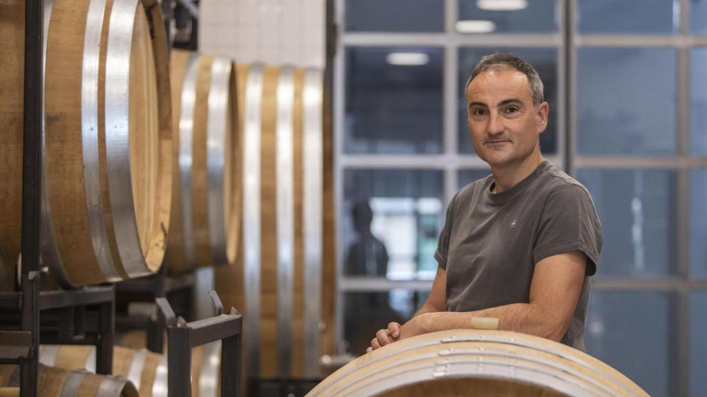 Javier Arizcuren en la bodega.