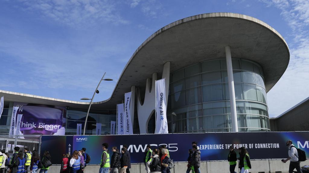 Varios operarios en las inmediaciones del recinto Gran Vía de la Fira de Barcelona donde se celebra el Mobile World Congress (MWC).