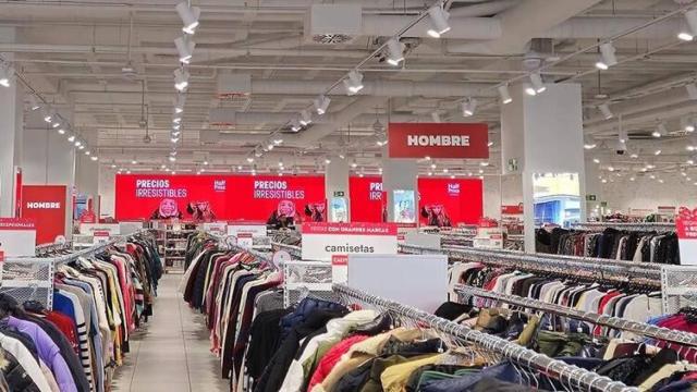 Vista interior de una tienda de Half Price.