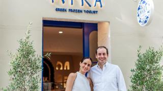 Natalia y Javier, el matrimonio mexicano que arrasa en Madrid con una heladería de yogur griego: quieren abrir 112 tiendas