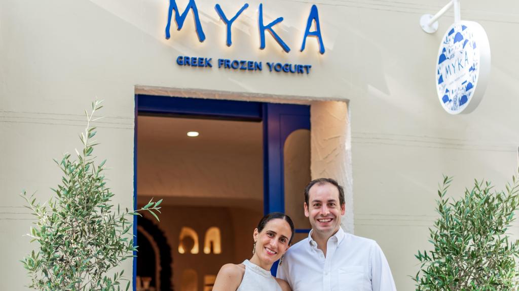 El matrimonio mexicano formado por Natalia Morales y Javier Ezquerro, en su heladería Myka.