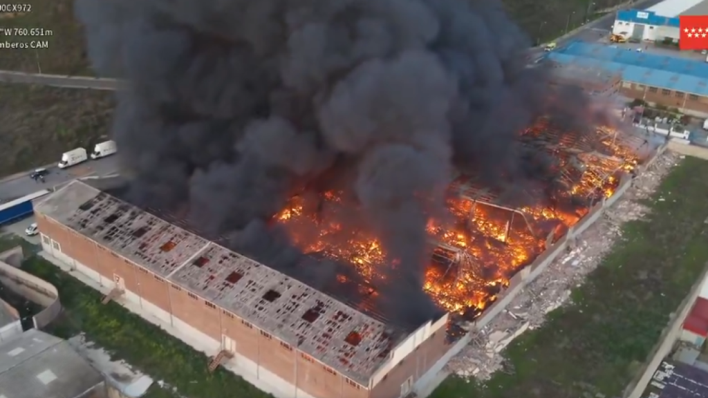 El incendio en una nave industrial de Cobo Calleja.