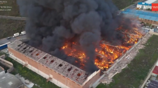 El incendio en una nave industrial de Cobo Calleja.