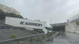 El camión accidentado en el falso túnel de Carlos Haya.