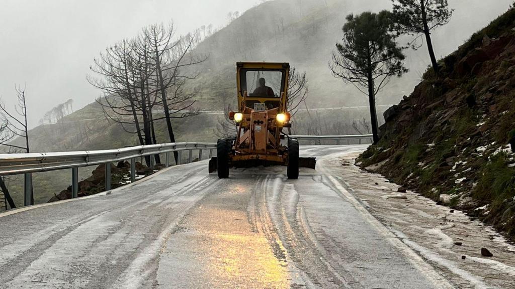 Un tractor retirando ayer granizo a la altura de Genalguacil.