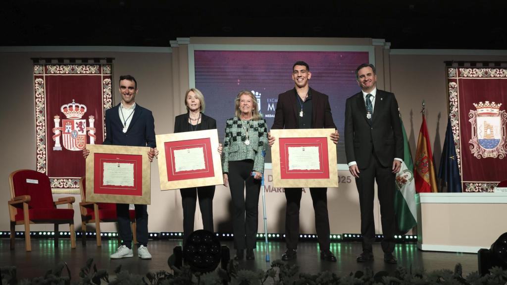 Elena Benítez, Luis Ángel Maté y Ayoub Ghadfa con su Medalla en Marbella.