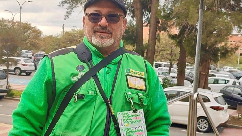 David Cid ha vendido 10 cupones premiados junto al Hospital Clínico Virgen de la Victoria de Málaga