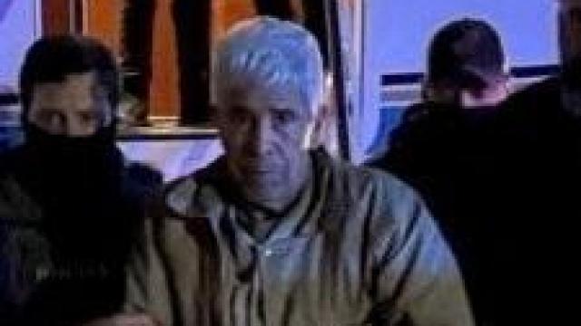 El narco Rafael Caro Quintero, escoltado por agentes del FBI en el aeropuerto de Nueva York.