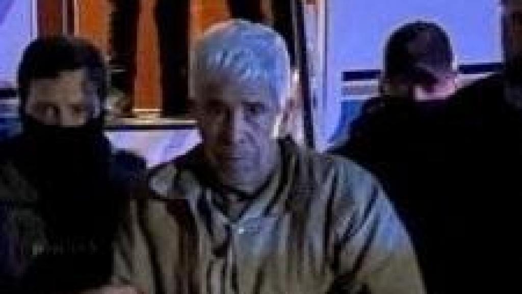 El narco Rafael Caro Quintero, escoltado por agentes del FBI en el aeropuerto de Nueva York.