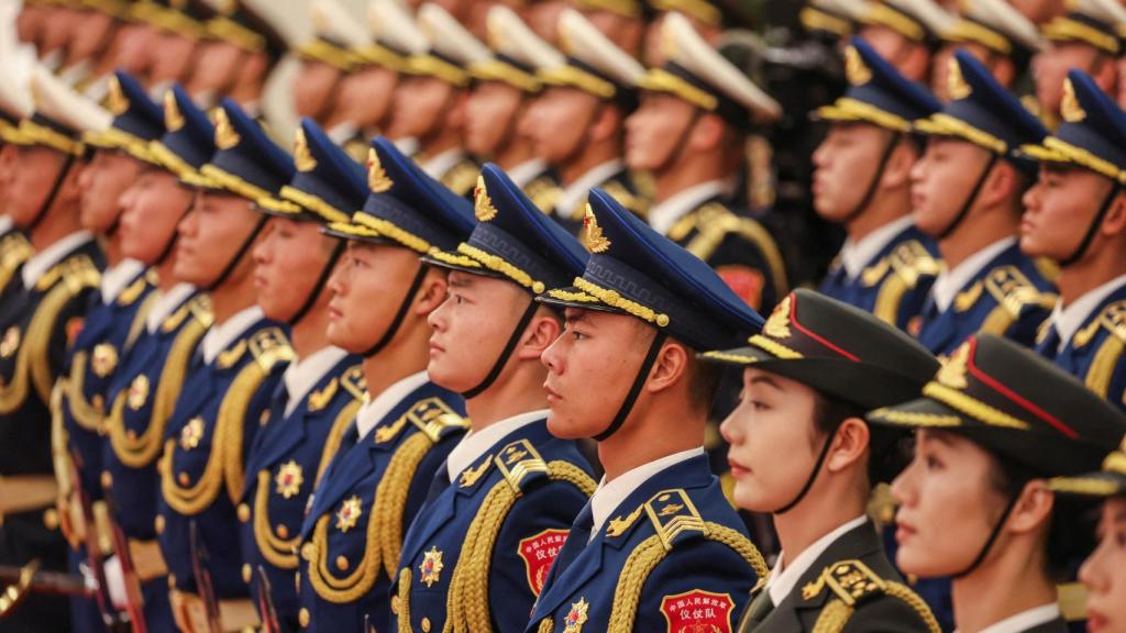Guardias de honor chinos forman ante su presidente en el Gran Salón del Pueblo de Beijing.