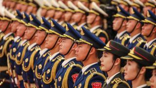 Guardias de honor chinos forman ante su presidente en el Gran Salón del Pueblo de Beijing.
