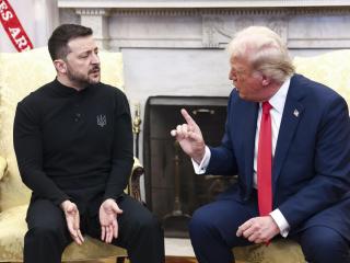 El presidente ucraniano, Volodímir Zelenski, durante su tenso encuentro este viernes con Donald Trump en la Casa Blanca.