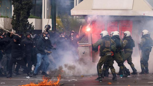 Los manifestantes enfrentándose a la Policía.