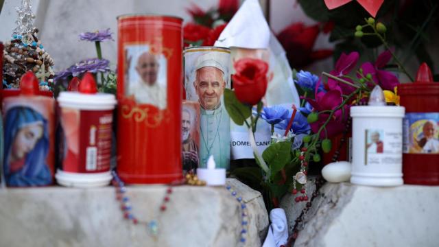 Flores, rosarios y otros tributos se dejan afuera del Hospital Gemelli, donde el papa Francisco está ingresado para recibir tratamiento, en Roma.