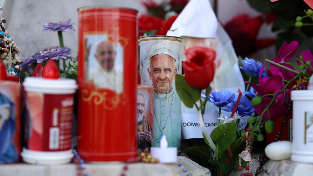 Flores, rosarios y otros tributos se dejan afuera del Hospital Gemelli, donde el papa Francisco está ingresado para recibir tratamiento, en Roma.