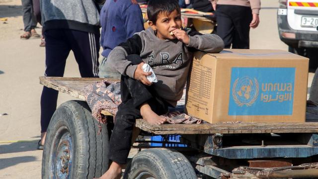 Un niño con un paquete de ayuda de la UNRWA en Jan Yunis.