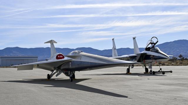 El X-59, junto a un avión de investigación F-15D de la NASA, en las pruebas.