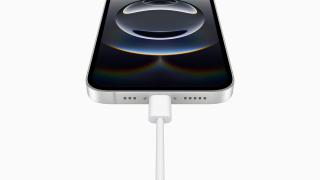 iPhone 16e con conexión USB-C.