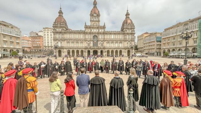Caballeros de la Real Orden de María Pita en un acto frente al Palacio Municipal.