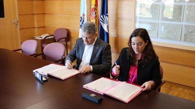 Firma del convenio entre la Universidade da Coruña y Emalcsa.