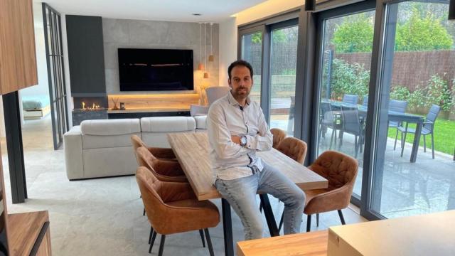 Sergio Sampedro, en el piso piloto de Emsamble en Oleiros.