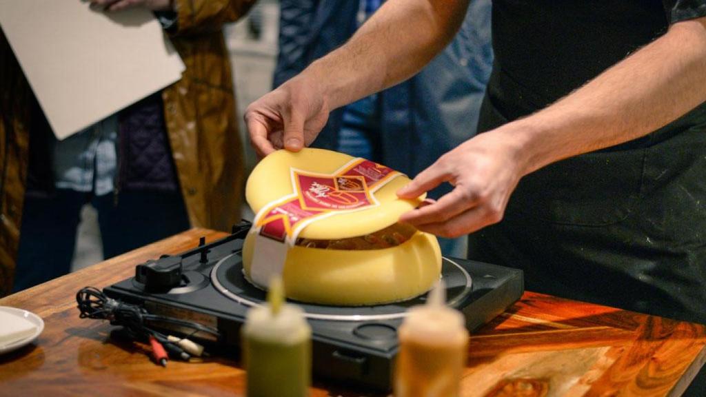 Plato con queso Festa do Queixo.